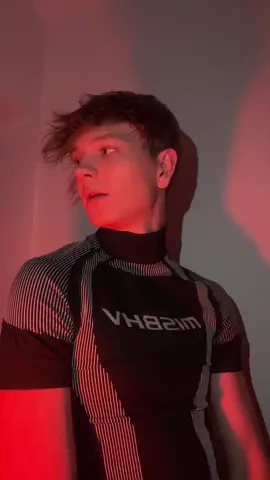 z takim nastawieniem WCHODZĘ W NOWY ROK!🙈🔥 by the way.. wczoraj dostałem próbkę przyszłych perfum!! ZMIESZAŁEM TAKI ZAPACH.. że wow!😍