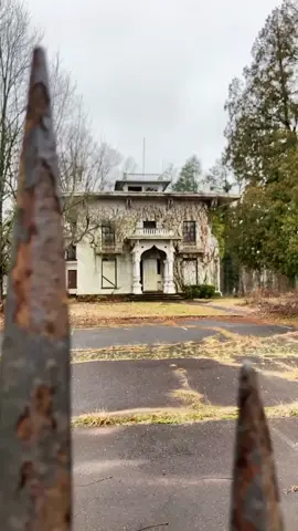unsure if haunted but there’s definitely SOMETHING that wants to speak up💔 #creepytok #abandonedplaces #urbex #203 #860 #newengland #fyp #hospital