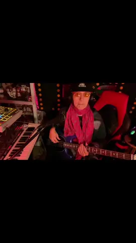 #Creating a 2 note #bassline . Watch whole demo at facebook.com/freekbass ⚡️ #bassplayer #basslesson #bassguitar