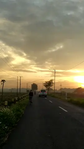 Ku coba tersenyum, saat kau pergi, meski lara hati....