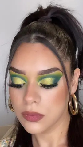 #makeuptutorial #tutorialdemaquillaje #greenmakeuplook #maquillajeverde