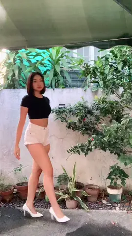 shh hindi ko din alam kung ano yung nasa hair ko 🤧✋🏻