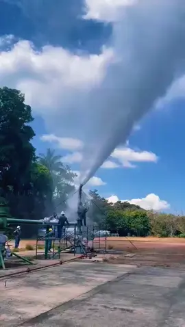 Just a geothermal well producing 95MW of 100% clean energy in El Salvador 🇸🇻 #geothermal #cleanenergy #steam #power