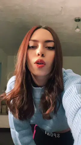 Yo grabando tik toks antes de irme a la mesa reñoña como siempre