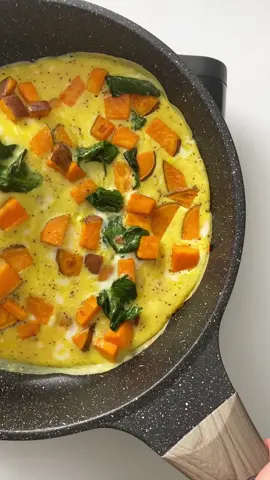 Sweet Potato & Spinach Omelette to start the morning right. Enjoy this little #asmr #sweetpotatoomelette #omelettepan #cookbreakfastwithme #dairyfree