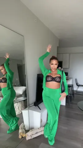 This is the best audio to boost your confidence & you can’t tell me I’m wrong😏 @boohoo 💚🖤 #omgwhatisthat #fashiontiktok #boohoo