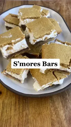 I want s’more please!!! Recipe via The Hungry Mouse🐭 #smores #smoresbars #EasyRecipes #dessert #comfortfood