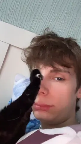 он опять меня трогает 🙍 а я обзываюсь 🤤