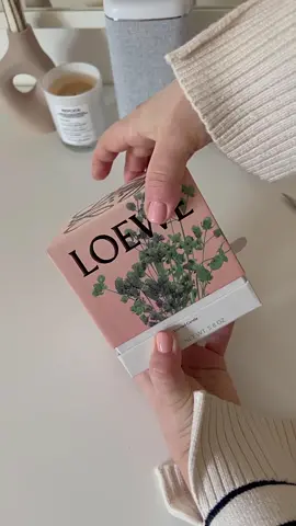 Loewe Candle Oregano unboxing.. also best description at the end, always quite hard to describe a fragrance.. a very daytime/spring scent #loewe #loewecandles  #selfridges #luxurycandles #loeweunboxing