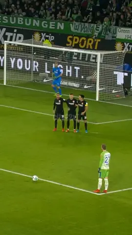 #tbt to this amazing goal from Maximilian Arnold, in a match of the Bundesliga in 2018 #freekick #goals #knuckleball #arnold #wolfsburg #germany #bundesliga #fyp #foryoupage #footballedit