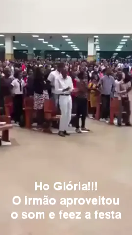 IRMÃO DANÇANDO NO CULTO