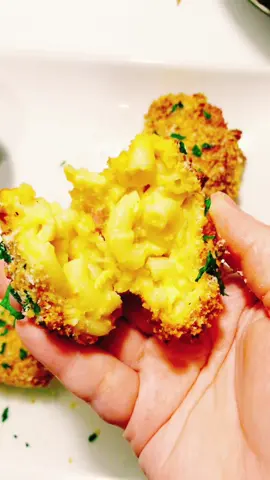 Mac and cheese balls in the air fryer #macandcheese #airfryer #Recipe #airfryerrecipes #tiktokfood #foodtiktok #foryou #fyp #boostofhope #appetizer #gameday #yummy #food #Foodie