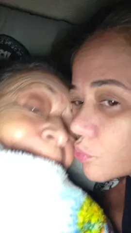 Minha mãezinha que se tornou minha bb, hj com Alzheimer , n me reconhece como filha ,mais sinto o seu amor através do seu olhar