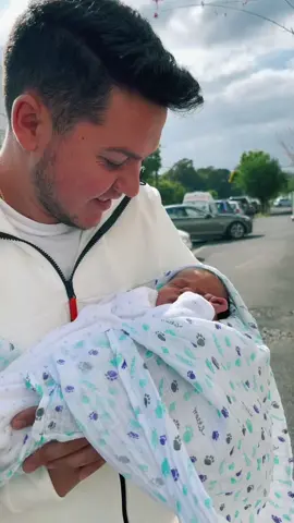 First meeting with daddy 😇#firstdayoflife #babyboy #happiness #newborn #newbornbaby #dadandson