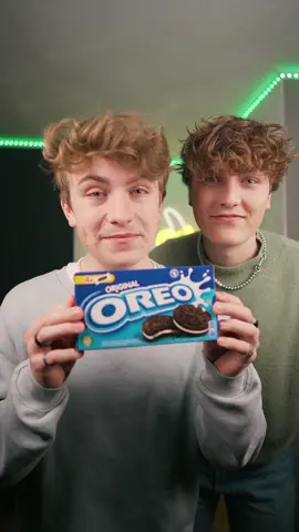 Hätten wir lieber die hellen Oreos nehmen sollen?😂🍪🖤🤍 #oreos #uhr #resin #greenscreen #oreoclock