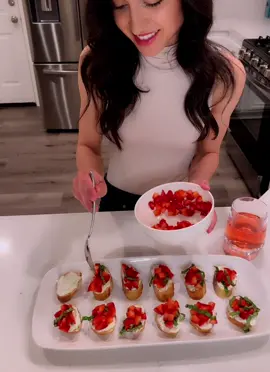 Strawberry Bruschetta with Creamy Goat Cheese 🍓 #bruschettarecipe #fyp #appetizerrecipe #bruschetta #trending #simplerecipe #funvideos #bestrecipe