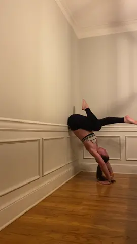 Playing with shapes 🔴🔸▫️ #handstandeveryday #handstand #hollowback #strongwomen