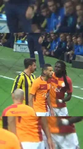 Kavga etmesin diye Belhanda'yı uyaran Gomis adamlığı... 😍❤️ | #cimbomvideo #keşfet #galatasaray