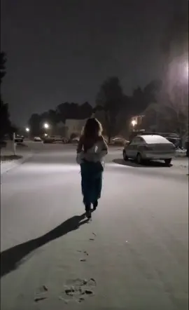Have you ever experienced how it feels like to have a night walk under the falling snow?#dimakontar #walkunderthesnow #snowwalks #snowwalk #raleighnc