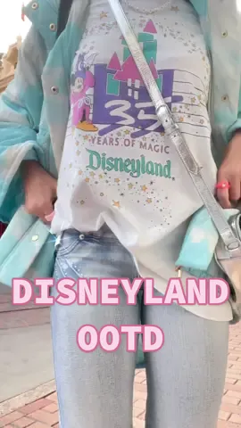 I’ve been a lot lately so here’s another ootd at Disneyland 💕💗😅 #disneyoutfit #OOTD