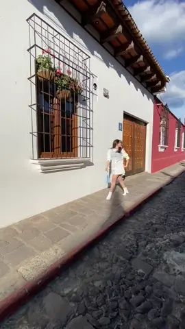 outfit in motion in Antigua Guatemala #fashion101 #fashioninfluencer #fashion2022 #fashion #foryoupage #fashioninspo #fashionstyleinspo #fashionstyle #casualoutfits #antiguaguatemala