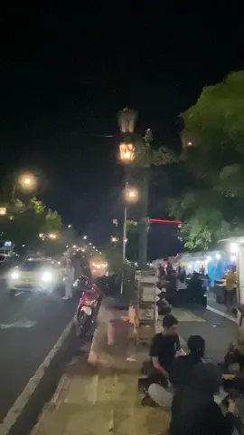 Angkringan Depan stasiun Tugu, dengan suasana malamnya Jogja. #kopijoss #malioboro #kulinerjogja #jogjakarta