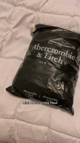 Run do not walk to get this black bodysuit #abercrombiehaul #abercrombiejeans #abercrombieandfitch #tryonhaul #abercrombie90sstraight