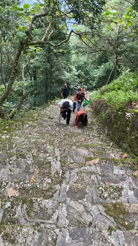 Về đến nhà nghĩ lại không ngờ mình leo được đến đỉnh yên tử mọi người đi leo nhớ mua cái gậy như em chống kia cho đỡ mệt ạ 😂😂😂