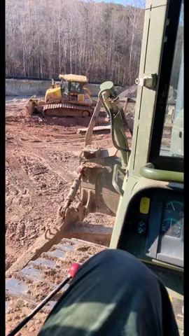 Busted masterlink in the dirt.  @definitelycj  same shit different latitude.  #johndeere #komatsu #sketchyshit #dirtythirty #dirtydougsdiesel