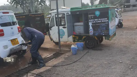 mobile car wash on an electric tuk-tuk#lithiumbattery #linccell #DIY