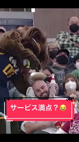 ユタ・ジャズのマスコットは試合を盛り上げる以外にもサービス満点😂 @utahjazzbear #NBA75 #バスケ #マスコット