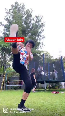 Sambil menemani cucu dan anak saya olah raga sore di taman, saya pun ikut melawan rasa malas dan segudang alasan lainnya untuk tetap bergerak! 💪🏼