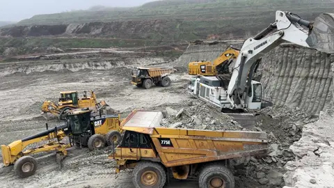 Amazing Team Wokr On Mining Site! #megamachineschannel #excavator #liebherr984 #digger #mining #trucks #construction #heavyequipment #dumper#bulldozer