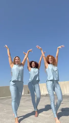 #hoyesviernesyelcuerpolosabe Que mejor que un #tambor  para bailar hoy 🔥🇻🇪 para Nuestra querida #venezuela  @dayralambis  Y Maritza Bustamante . Quien nos acompaña hacer este Baile ❤️🇻🇪 @Arismendi.Danny #pajarolindodelamadruga #parati #foryoupage