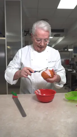 Il #Maritozzo di #SanValentino del Maestro #IginioMassari ma soprattutto la risposta alla domanda “Come si mangia il Maritozzo?”. #TikTokFoodie