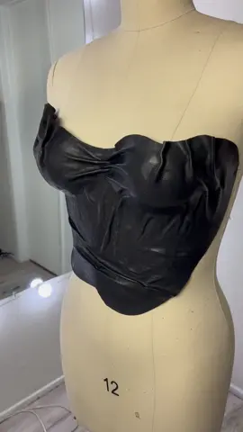 I don’t know 😅🖤 #fashion #wetmolding #leathermolding #corset #leather #leatherwork #TikTokFashion #fashionhack #DIY #fashiondiy #howthisbecomethis