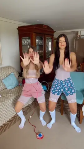 Quando você e sua amiga fazem literalmente tudo juntas 😂 @victtoriamedeiros #fy #fypage