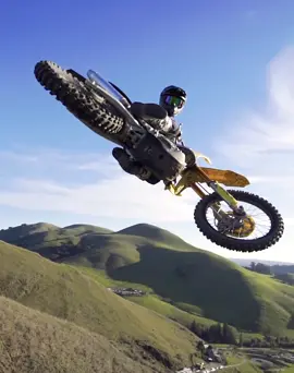 This jump is such a fun floater! 🛸 #tricks #jump #moto #whip #fyp #foryoupage #suzuki #rmz450 #california #austinteyler #superfly