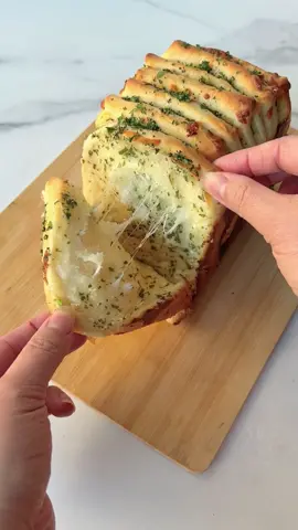 Since we love garlic bread & this audio so much 🧄🍞 recipe by @breadbyelisecom #pullapartgarlicbread #garlicbread #roastedgarlic #breadtok #foodsontiktok