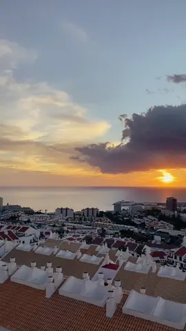 Sunsets like this 💛#tenerife #travel #memories #viewslikethis #sunsetlover
