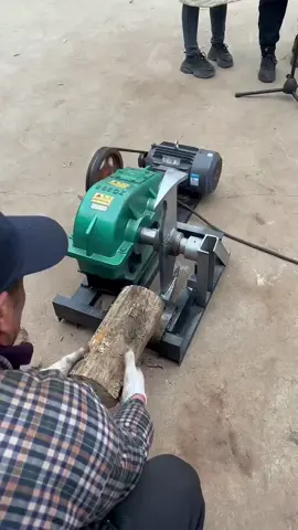 Wood chopping device in action
