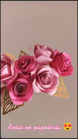 Rosas de cartulina para tortas? SI , ASÍ ES 😍 #PAPELERIA #rosas #papercraft #handmade #papeleríabonita #papeleríacreativa #parati #fypage