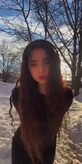 качество сказало пока, да ещё и платье оттопыривается😩😩