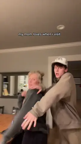 everyone say thank you @lisagummer for being an icon and giving birth to an icon ❤️      #fridgetok #gay #MaiselChalleng  #MakeItGucci