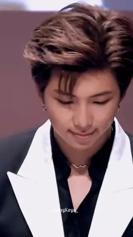 Aaaaa.. ayanggg😭 tatapan mata+senyum lesung pipinya kenapa manis banget sihh 🥺❤️ #namjoonbts #namjoonedit #RM #namjoon #bts_official_bighit #fyp #fypシ