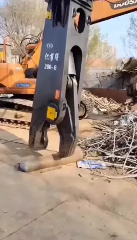 Cutting pressurised containers to recycle them