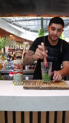 Bienvenidos a nuestro laboratorio de bebidas. Te presentamos nuestro mojito clásico para los amantes de esta mezcla 👌 #juniperdrinks #mojito #cocktai