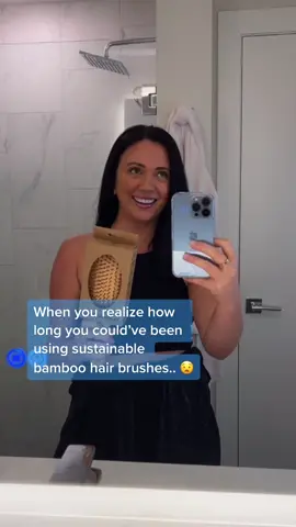 Biodegradable, #sustainable bamboo hairbrush by @me.motherearthbrand 🌎🙌🏻💁🏻‍♀️ #EcoFriendly