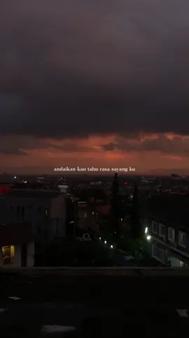 pernah kecewa tapi tidak pergi. apa kamu tau rasanya ?!