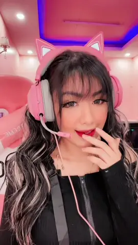 UWU?😘😘😘😘😘အသံလေးကိုချစ်လို့